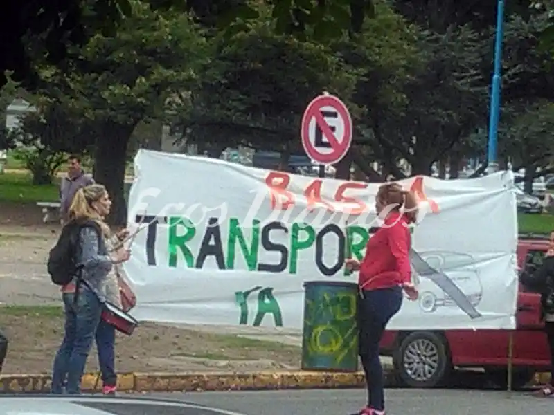 Reclamo de padres frente a la sede del Consejo Escolar