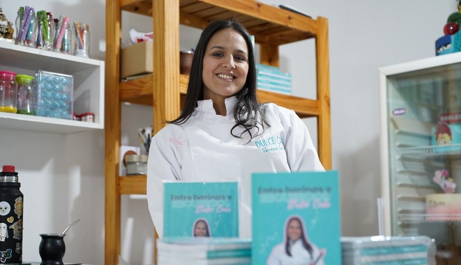 Vanessa junto a su nuevo libro.