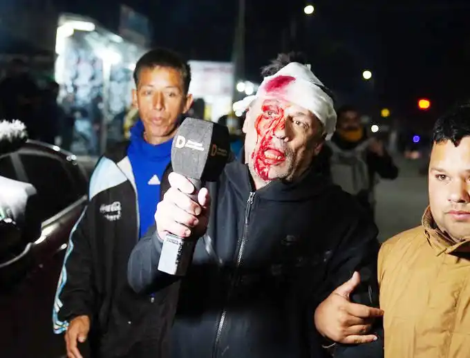 Incidentes en el acto de LLA: peleas entre militantes, un botellazo a un periodista y piedras al auto presidencial