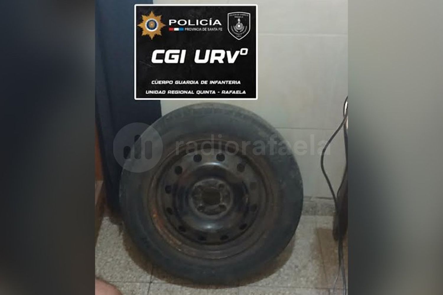 Atraparon a dos hombres paseando con una rueda de automóvil que no sería suya