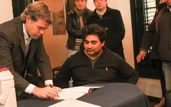 Firman contrato para cordón cuneta y badenes en la zona sur 