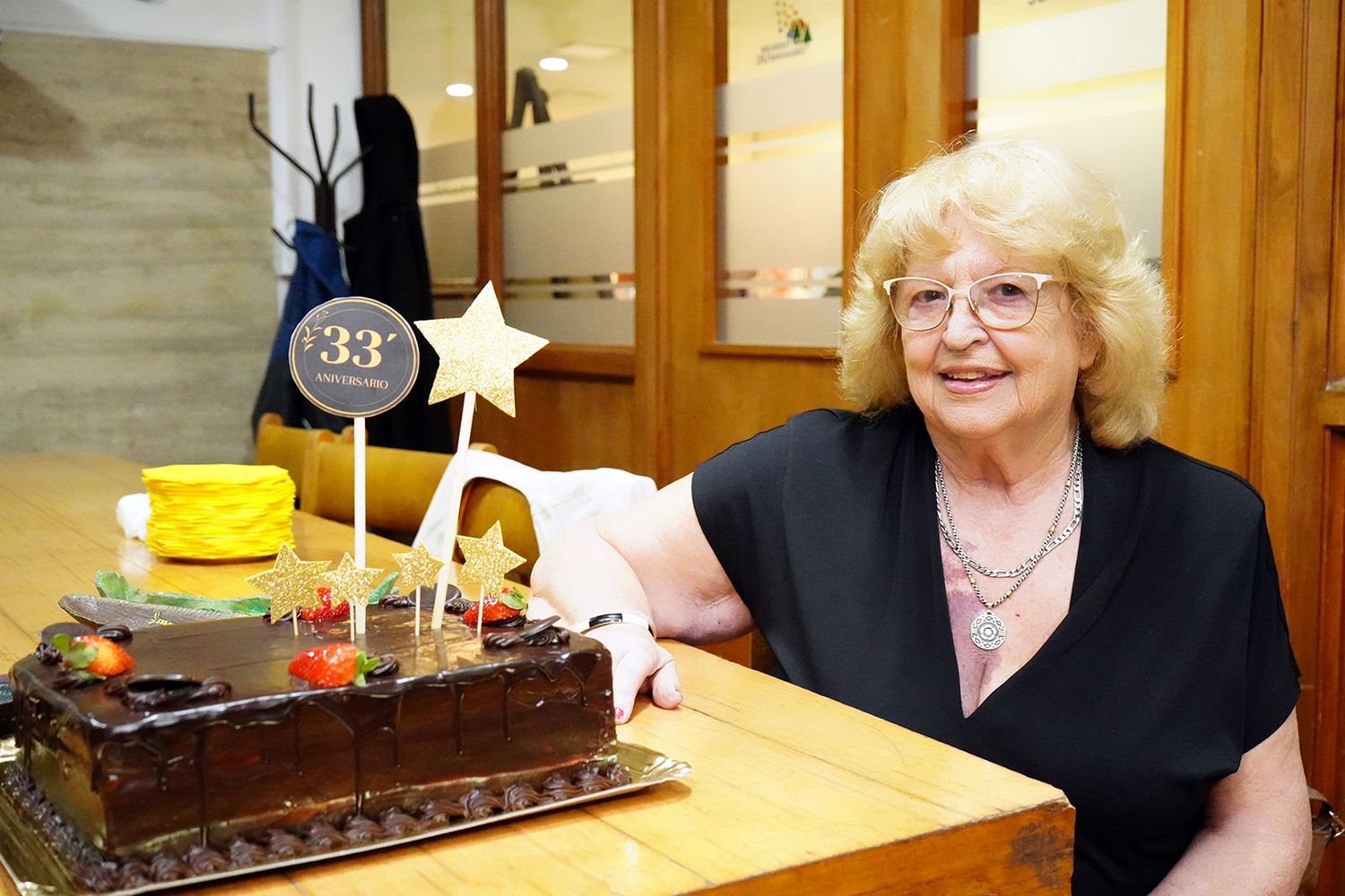 Pilar Vitale. Con la torta de cumpleaños del coro