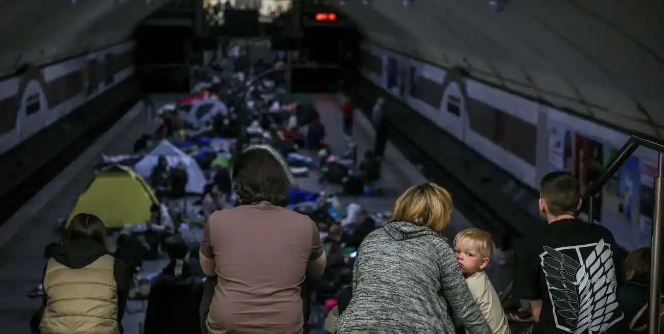 Personas se refugian dentro de una estación de metro durante un ataque con misiles y drones rusos Créditos: REUTERS/Alina Smutko