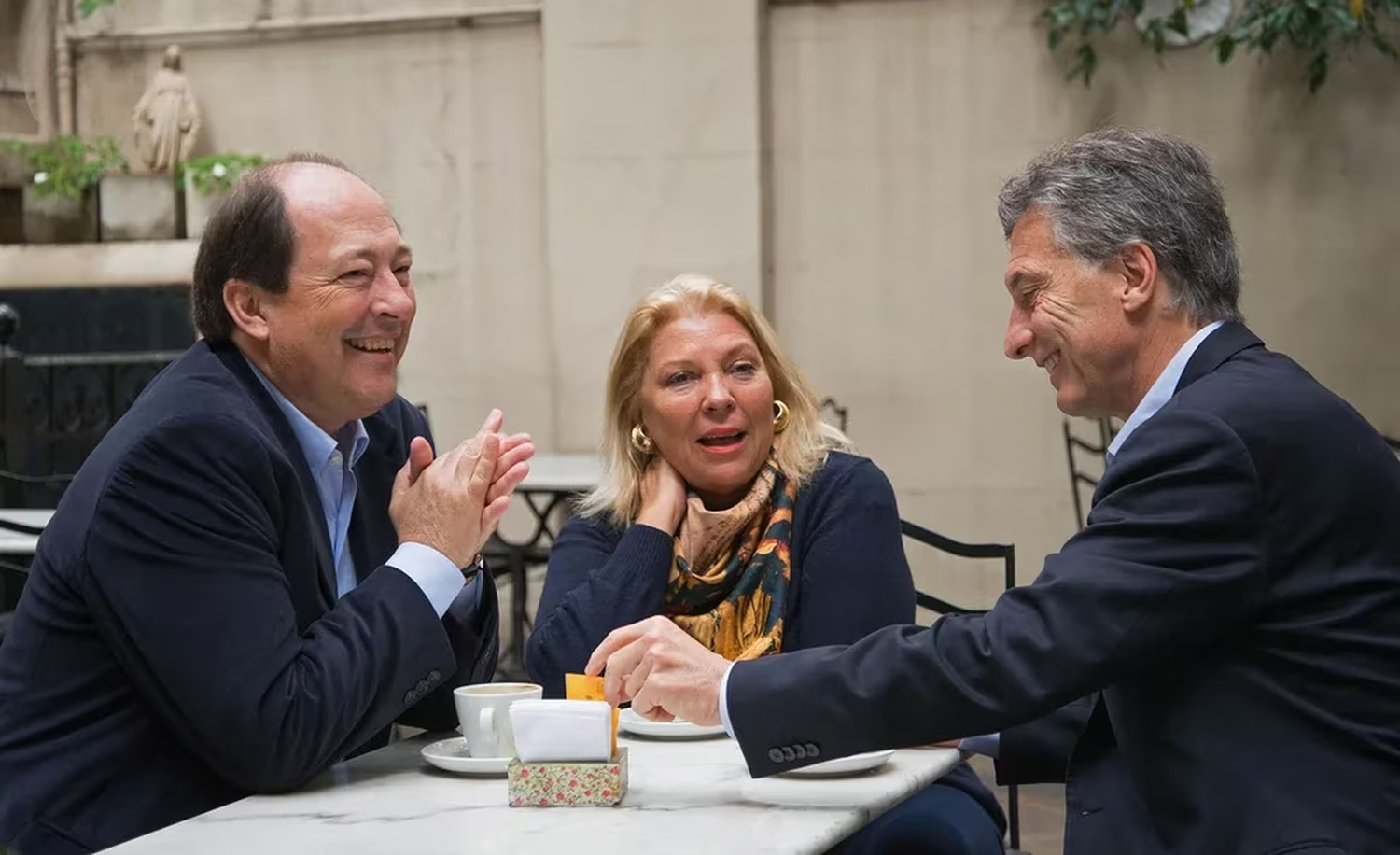 Línea fundadora: Sanz, Carrió y Macri gestionaron las diferencias para formar Cambiemos. Una discusión que se reaviva y lleva a los partidos a una encrucijada.