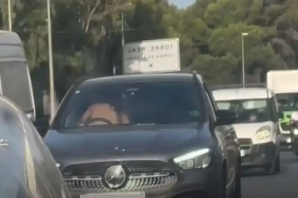 Una pareja fue filmada mientras mantenía relaciones sexuales en un auto