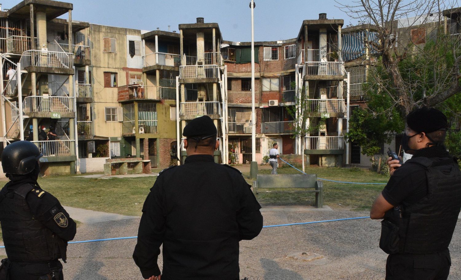 Personal de la Subcomisaría 1a llegó al lugar y observó al muchacho con múltiples impactos de arma de fuego y aparentemente sin signos vitales