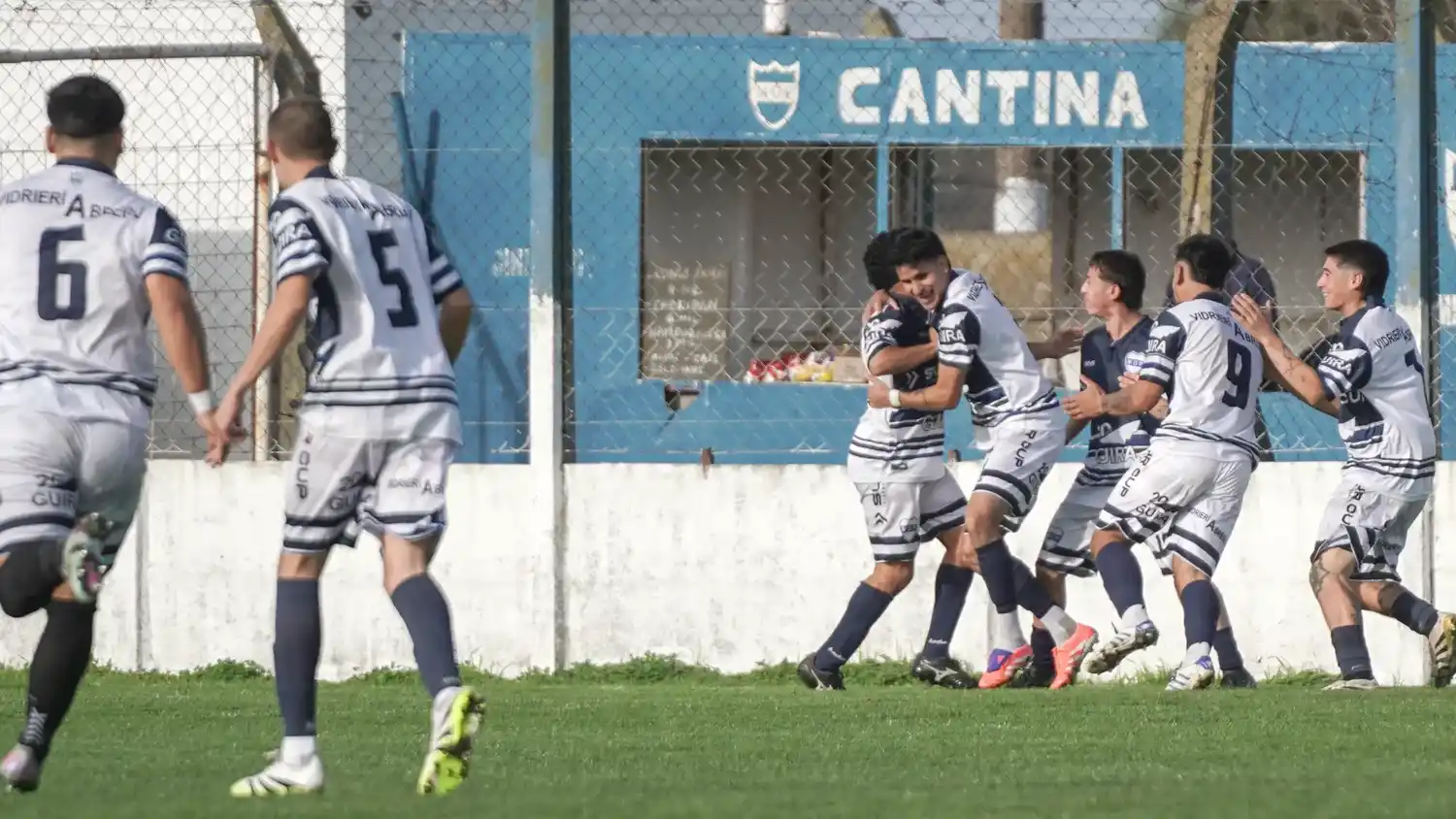 Celebración del tanto de Iragüen. Ministerio pegó desde el arranque y se quedó con un partidazo