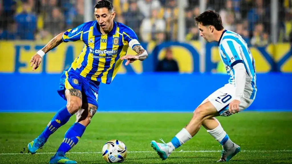 Di Marìa propone la gambeta frente a Rodríguez.