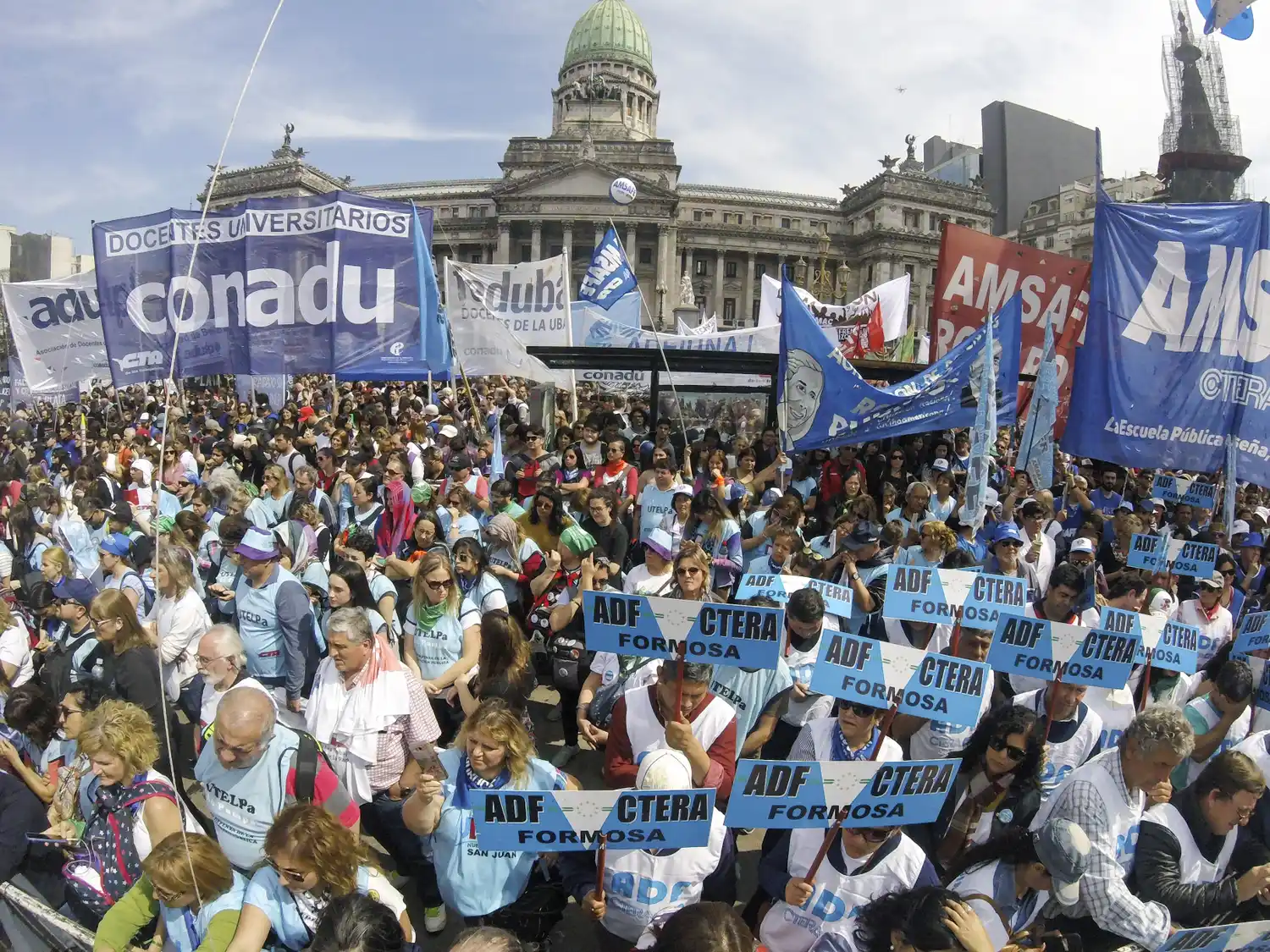 Masiva marcha de gremios docentes al Congreso por salarios y más presupuesto