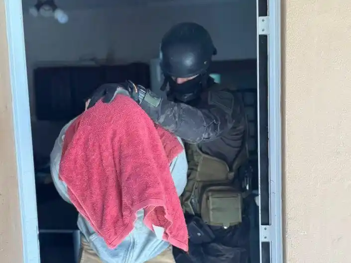 Ofrecían “delivery” de cocaína: secuestraron droga, armas, dinero y una moto en allanamientos