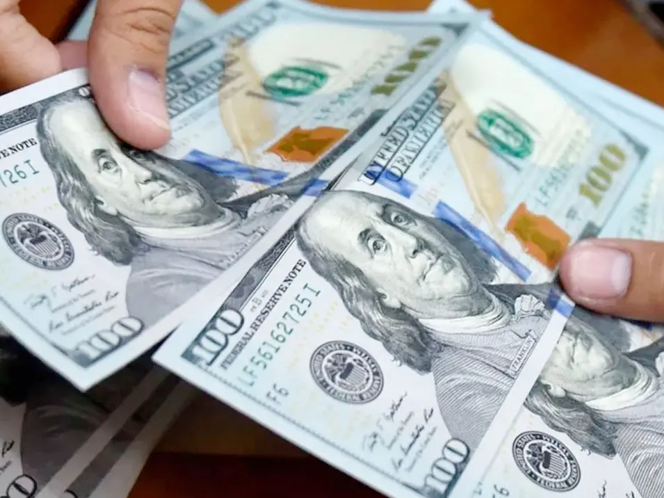El dólar oficial volvió a bajar y cerró el  miércoles en $1325
