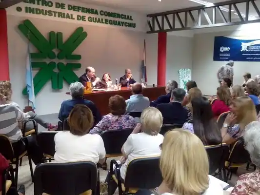 Hilda Molina colmó el salón del Centro de Defensa Comercial