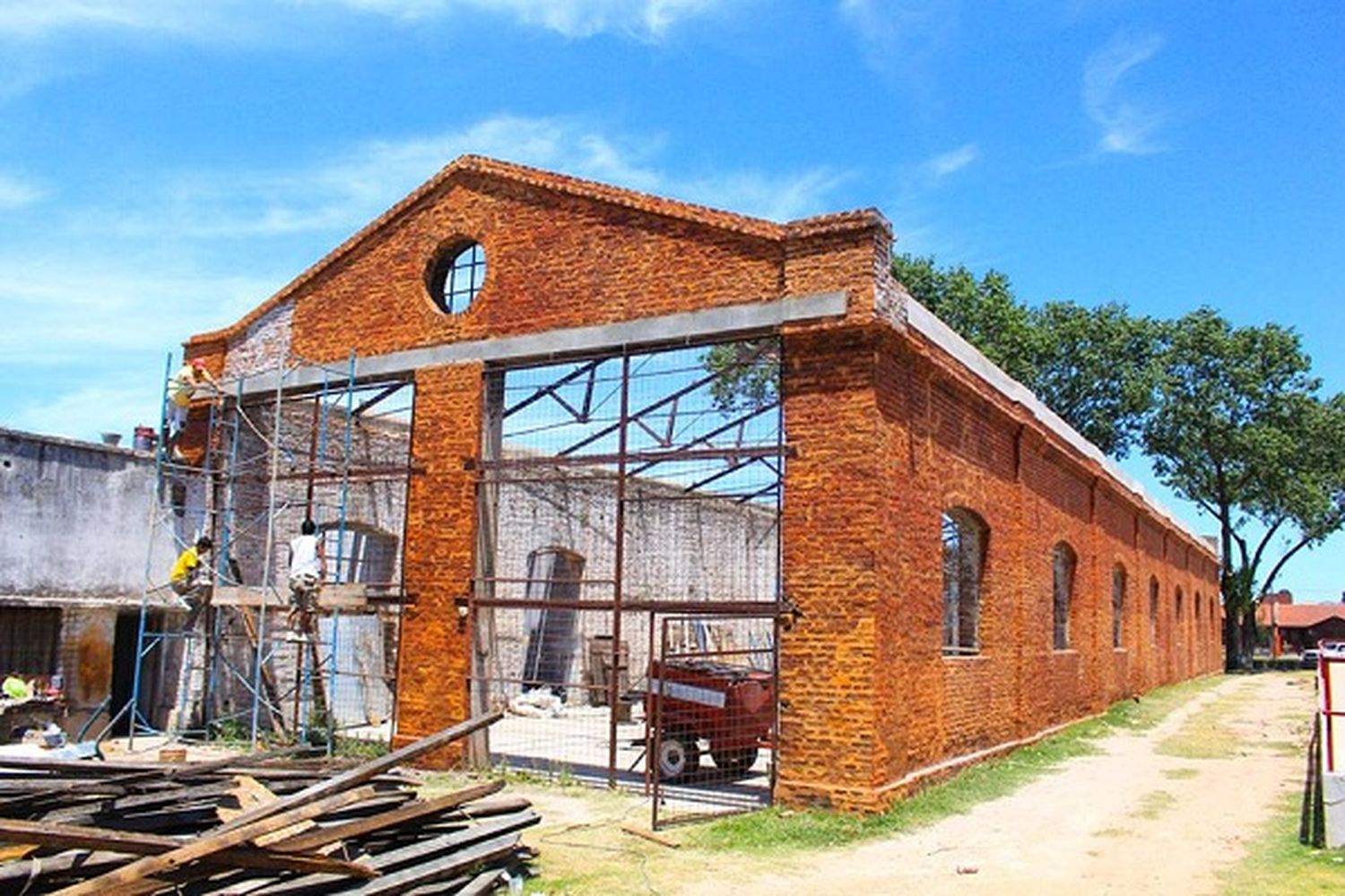 Realizan trabajos de mantenimiento en el predio del Corsódromo
