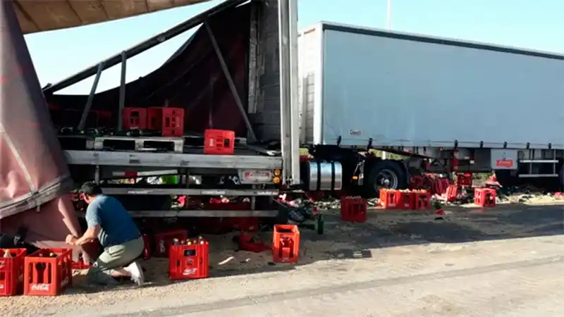 Tras un triple choque de camiones, robaron los cajones de gaseosas