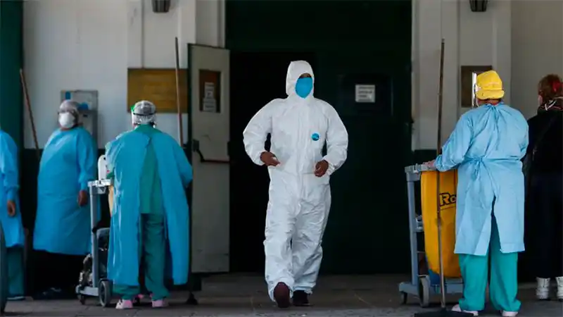 Confirmaron 135 muertes y 12.725 casos de covid-19 en Argentina