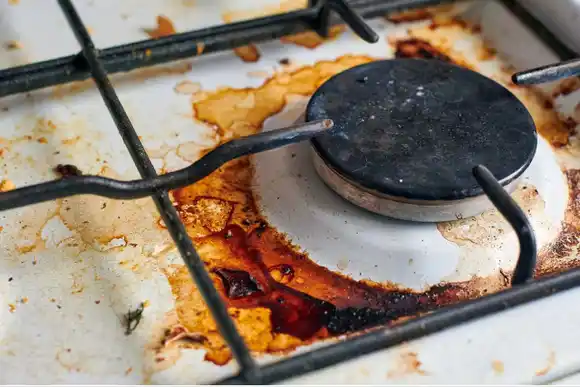 El truco casero más efectivo para limpiar grasa del horno sin vinagre ni bicarbonato