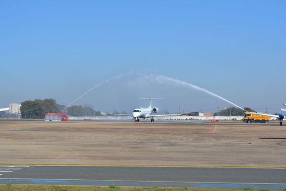 Avión de aerolínea argentina inaugura operaciones internacionales en un aeropuerto brasileño