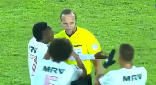 Polémica por un gol anulado en el final de Independiente de Santa Fe-Flamengo 