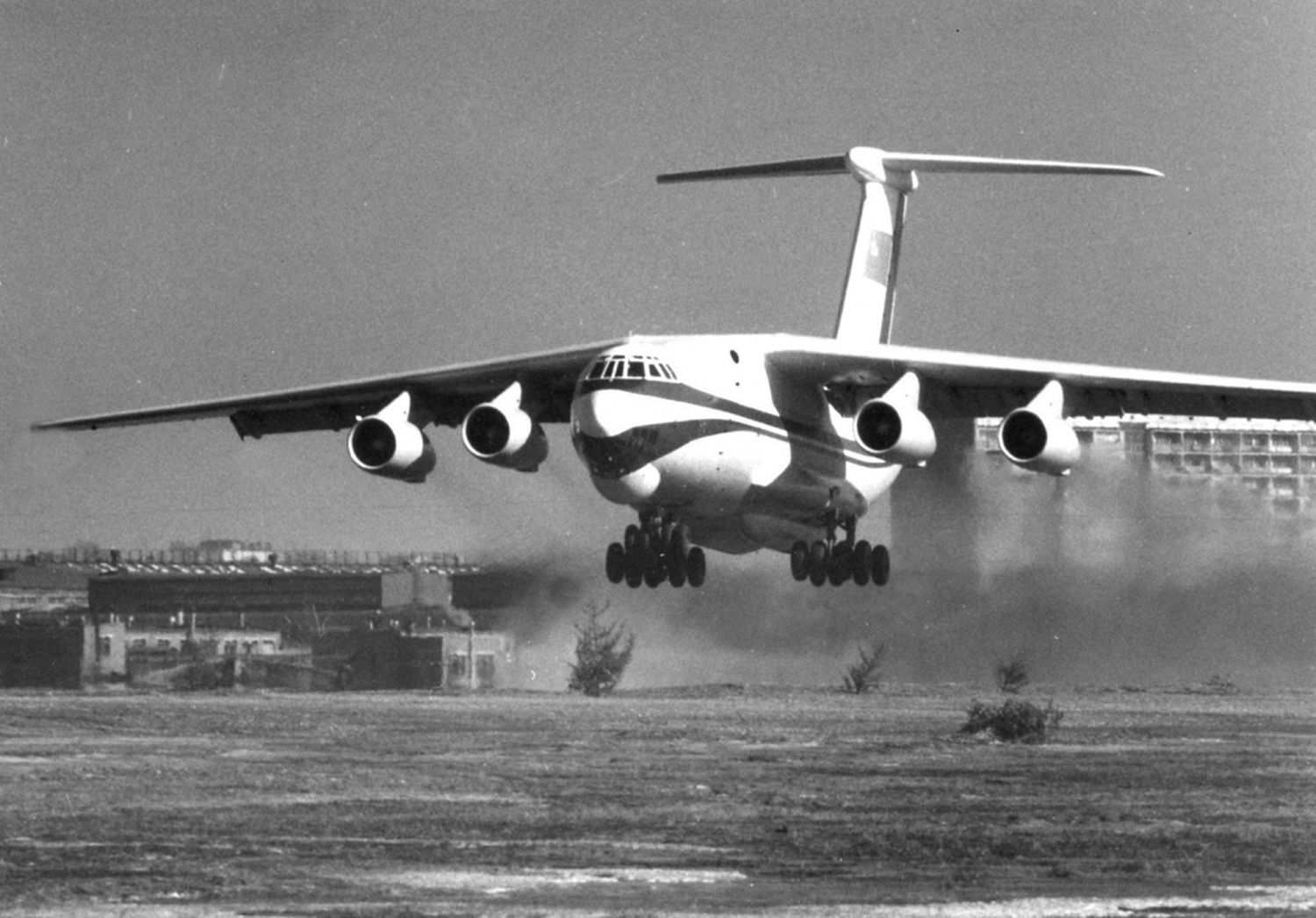 El emblemático carguero soviético Ilyushin il-76 cumple 50 años