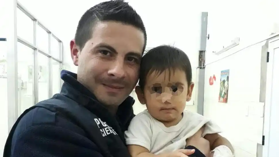 Policía héroe le salvó la vida a una beba de 9 meses