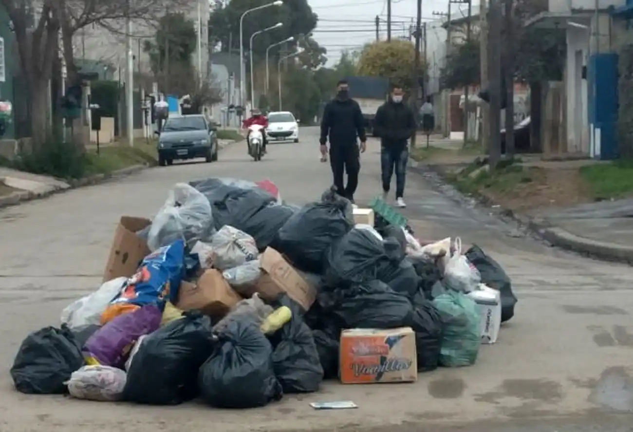 Luego de 15 días sin recolección de residuos, vecinos hicieron una montaña de basura 