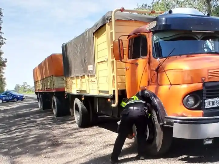 Personal policía supervisando el camión.