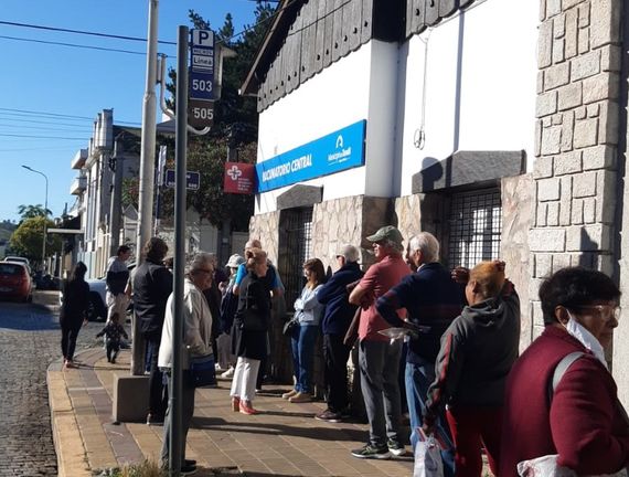 Más de un centenar de tandilenses acudieron al Vacunatorio y se generaron inconvenientes