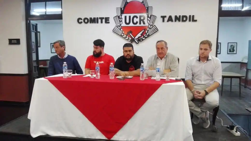 "En Tandil hasta ahora somos leales", subrayó Lunghi en el foro de la Juventud Radical 