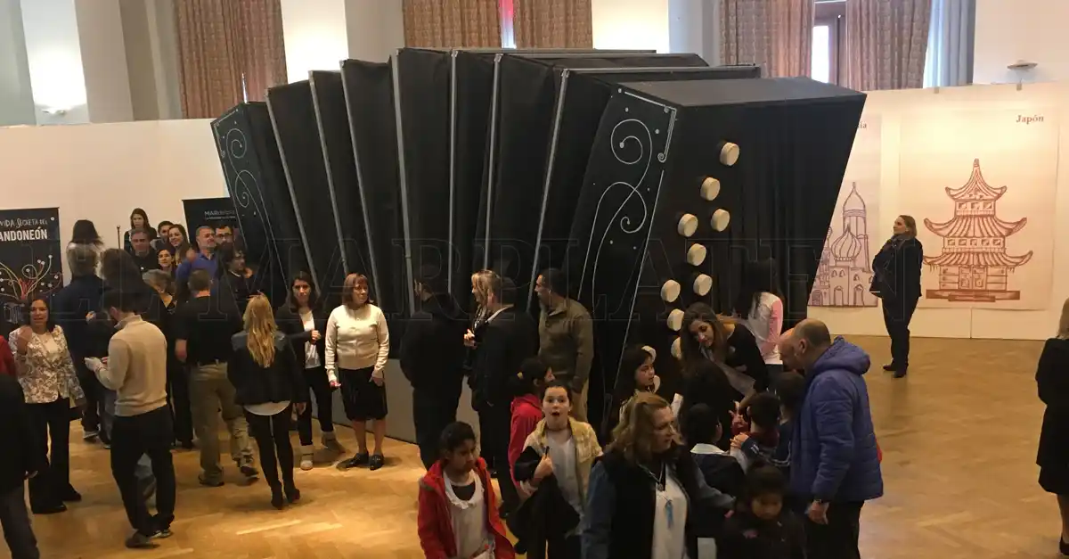 La ciudad tiene su primer bandoneón gigante interactivo