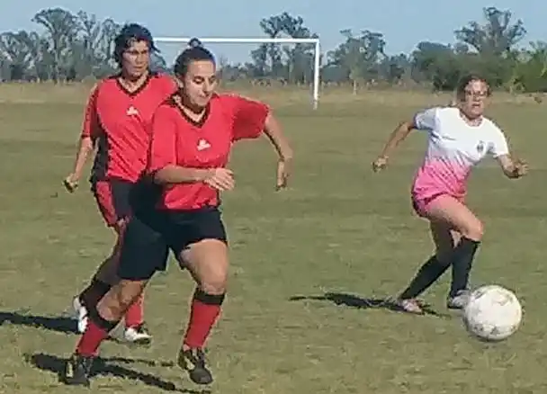Chicas de San Cayetano en el torneo de fútbol