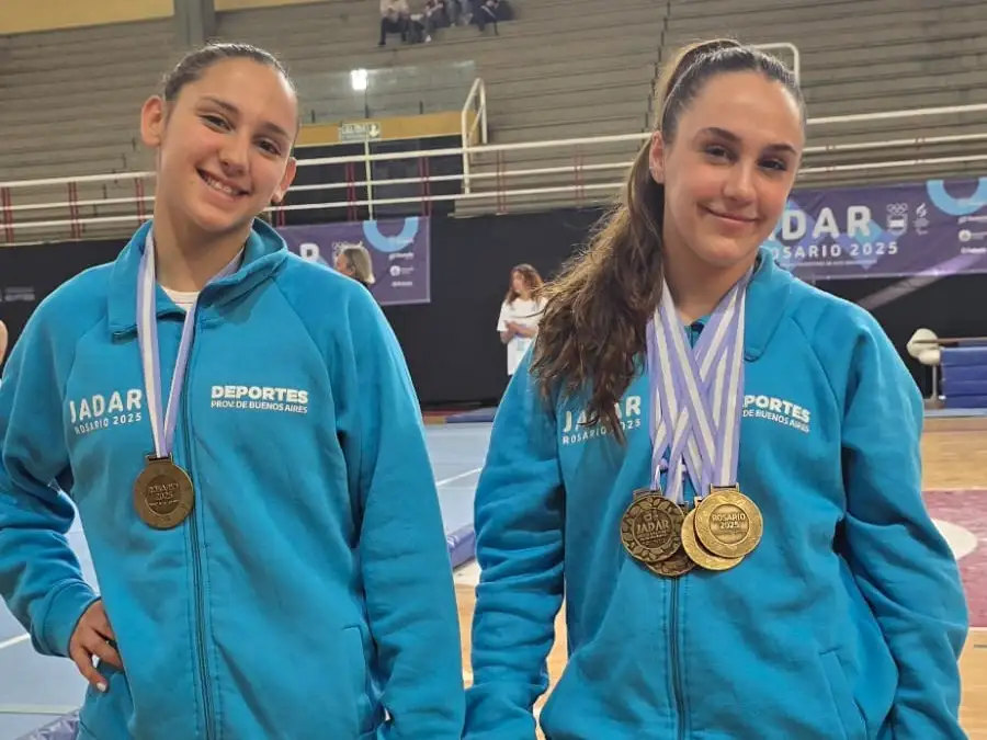 Yasmin Saravia y Dolores Carregal con las medallas ganadas en Rosario.