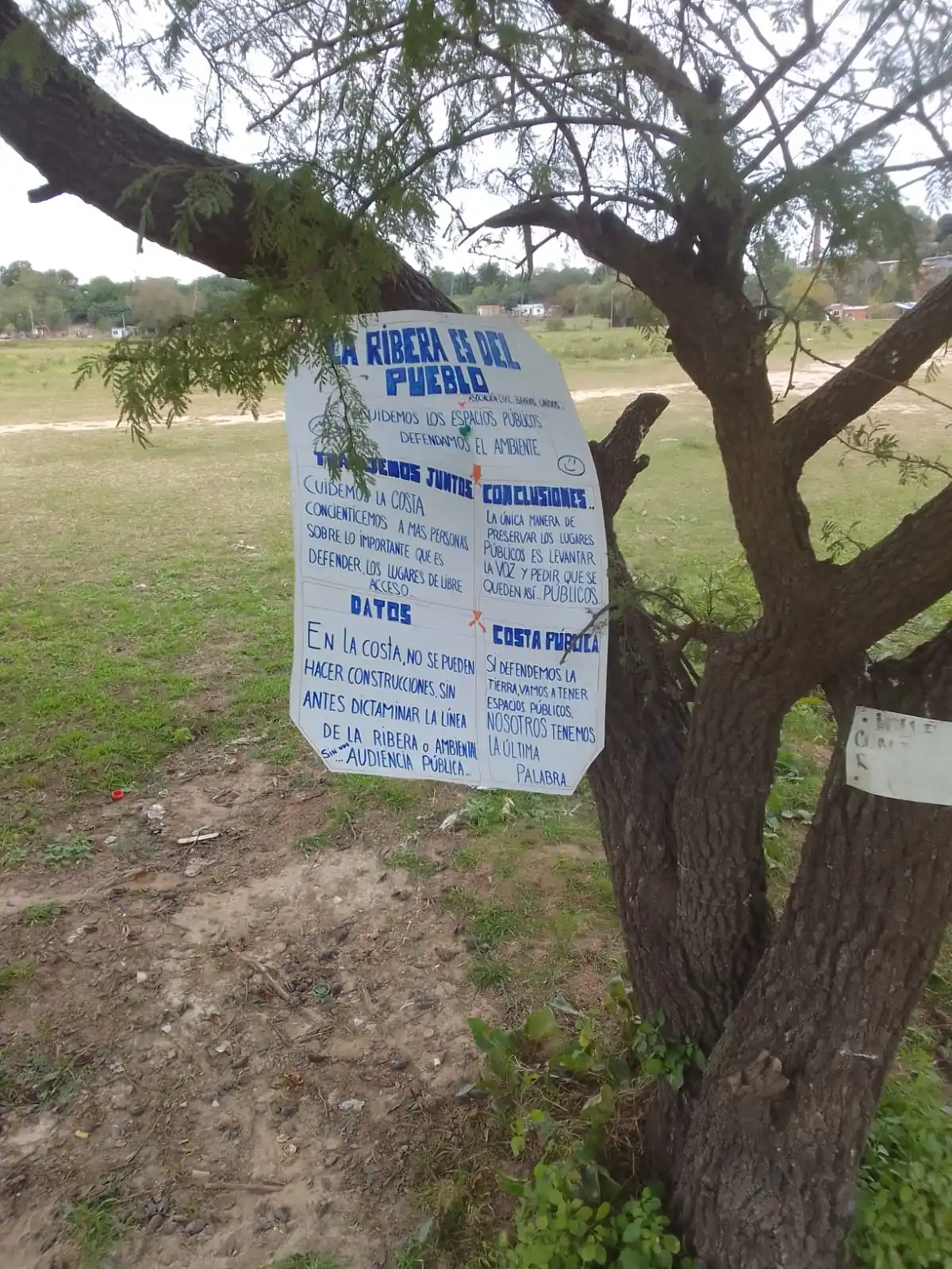 durante la limpieza, los vecinos colocaron carteles informativos