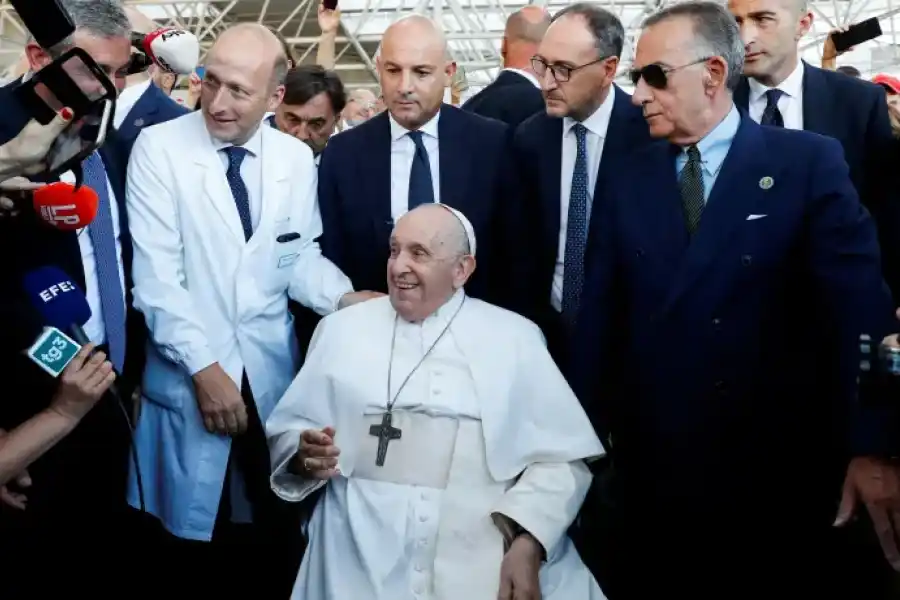 El papa Francisco fue dado de alta: "Recen por mí, sigo vivo"