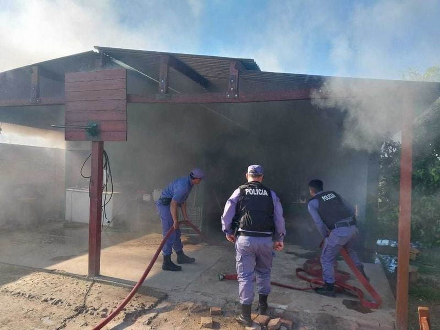 Mientras una mujer denunciaba amenazas,
su pareja incendió su vivienda y fue detenido