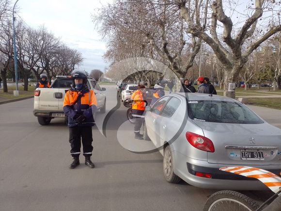 Control de tránsito en un sector de la plaza Rocha