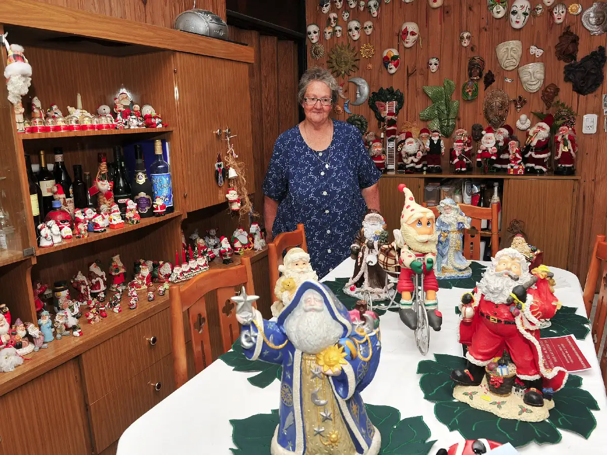 Ester, una entusiasta  de la Navidad que  colecciona Papás Noel