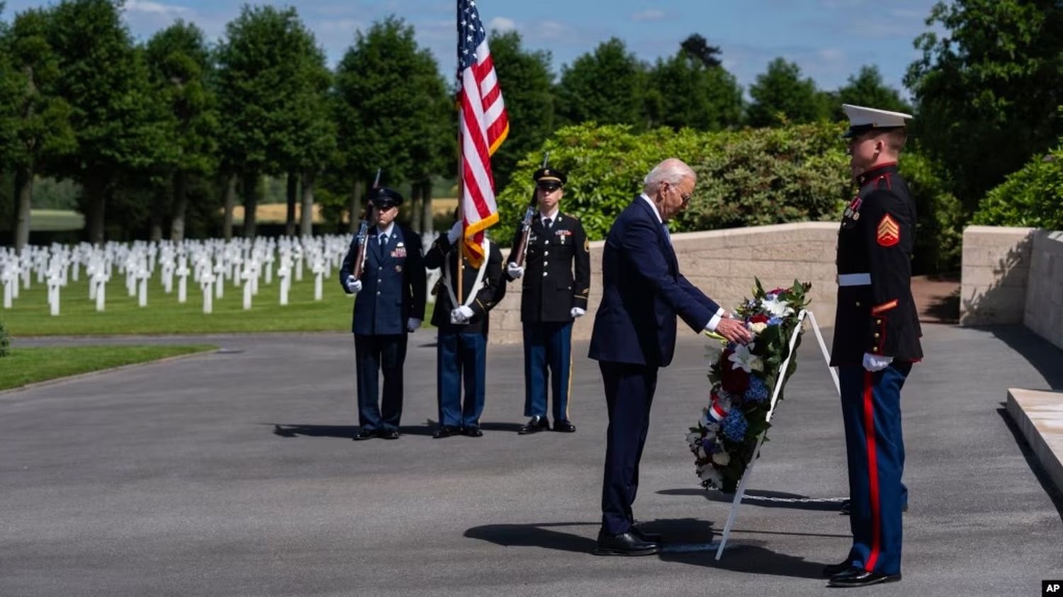 Biden, en el cementerio militar.