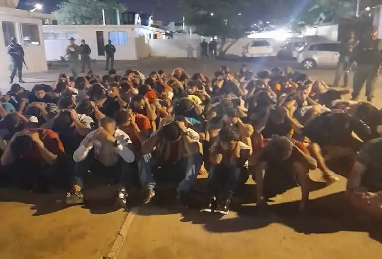 EN FOTOS: dos policías y un recluso heridos deja motín en PoliFalcón