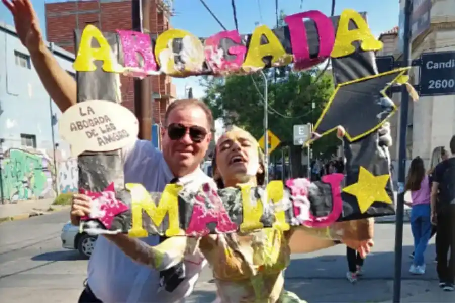 Se recibió y festejó con el colectivero que la llevó durante toda la carrera: "Él contagia el ser amable, ser generoso y empatizar con el otro"