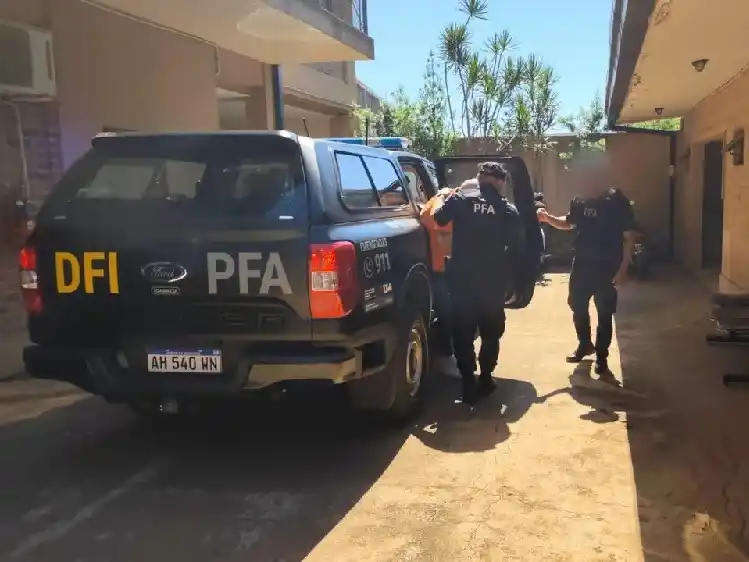 El acusado por apuñalar al novio de su exmujer fue extraditado desde Brasil.