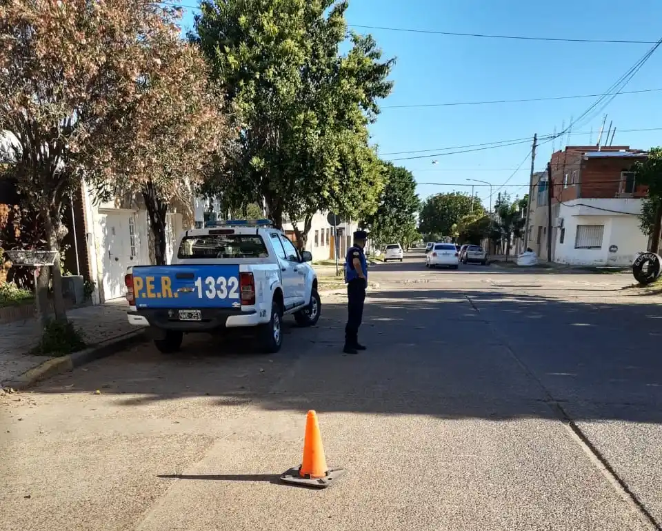 Interceptaron a un joven que iba en una moto robada, sin espejos ni patente