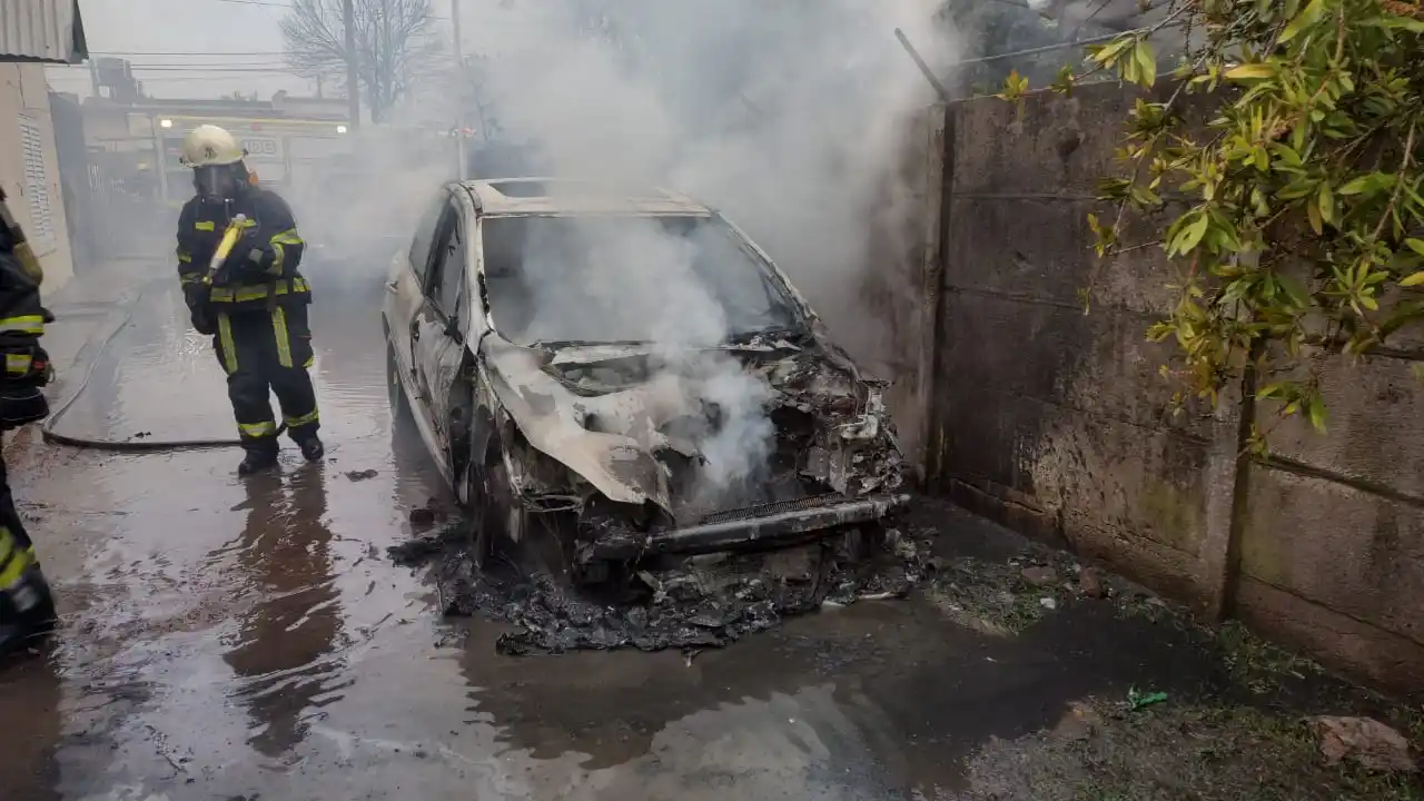 El vehículo quedó completamente destruido.