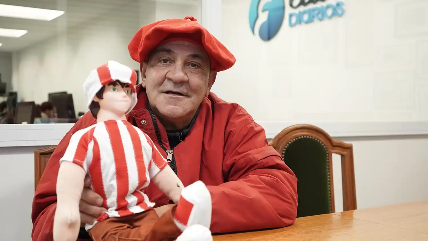 Daniel Haún. Junto al muñeco Carlos Alberto