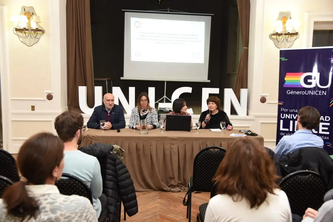 Marcelo Aba, Agustina Goñi, María García Jiménez y Gisela Giamberardino en la firma del convenio.