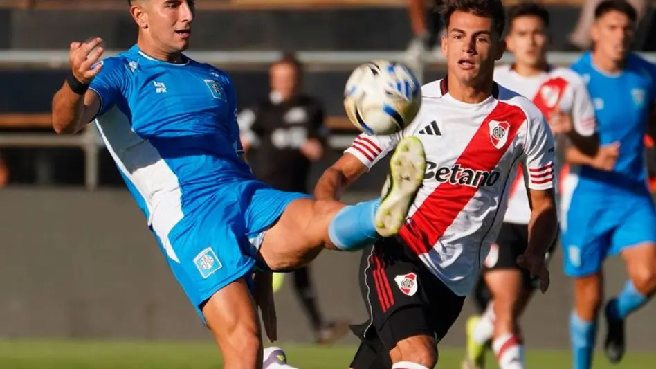 Con el VAR como protagonista, River venció a Estudiantes en Río Cuarto y es líder