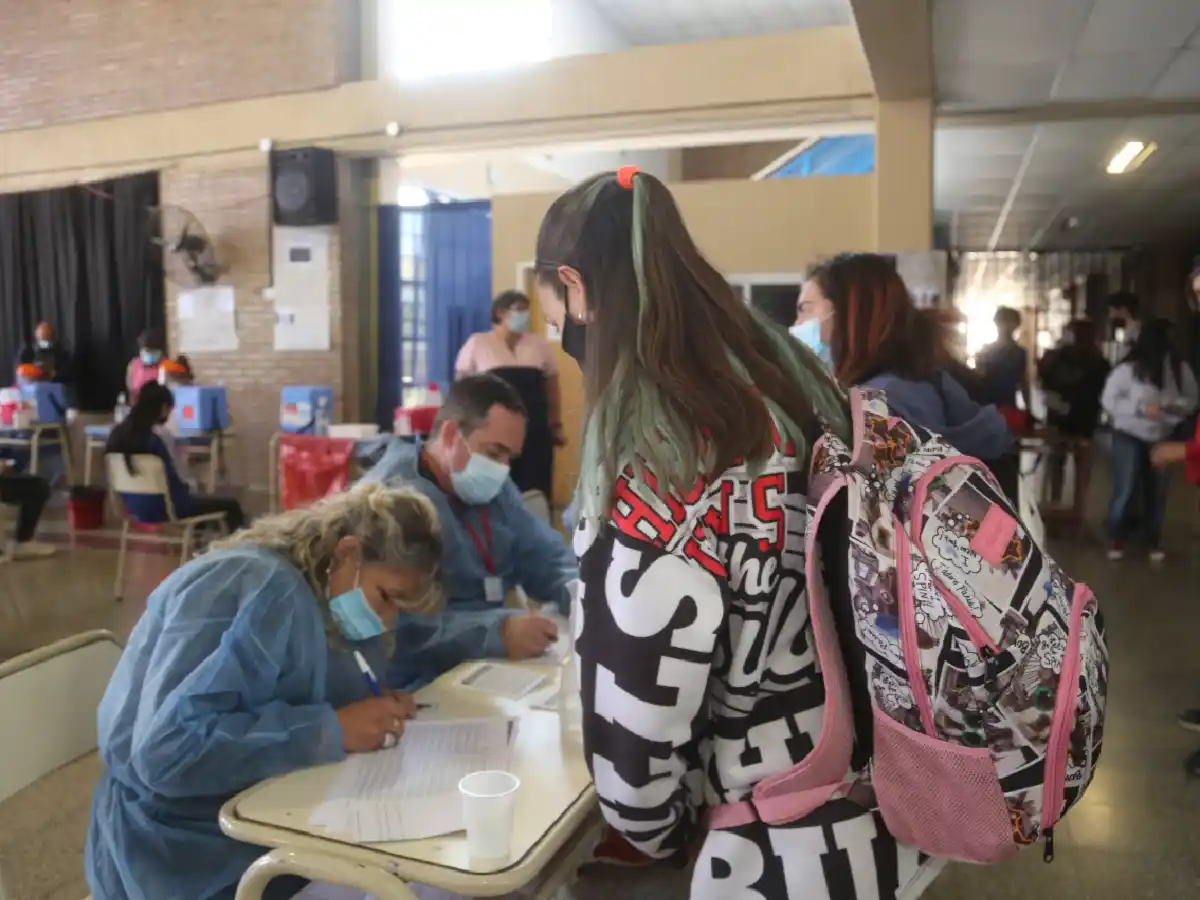 Córdoba: adolescentes de 12 a 17 años recibirán la dosis de refuerzo tras 4 meses de intervalo