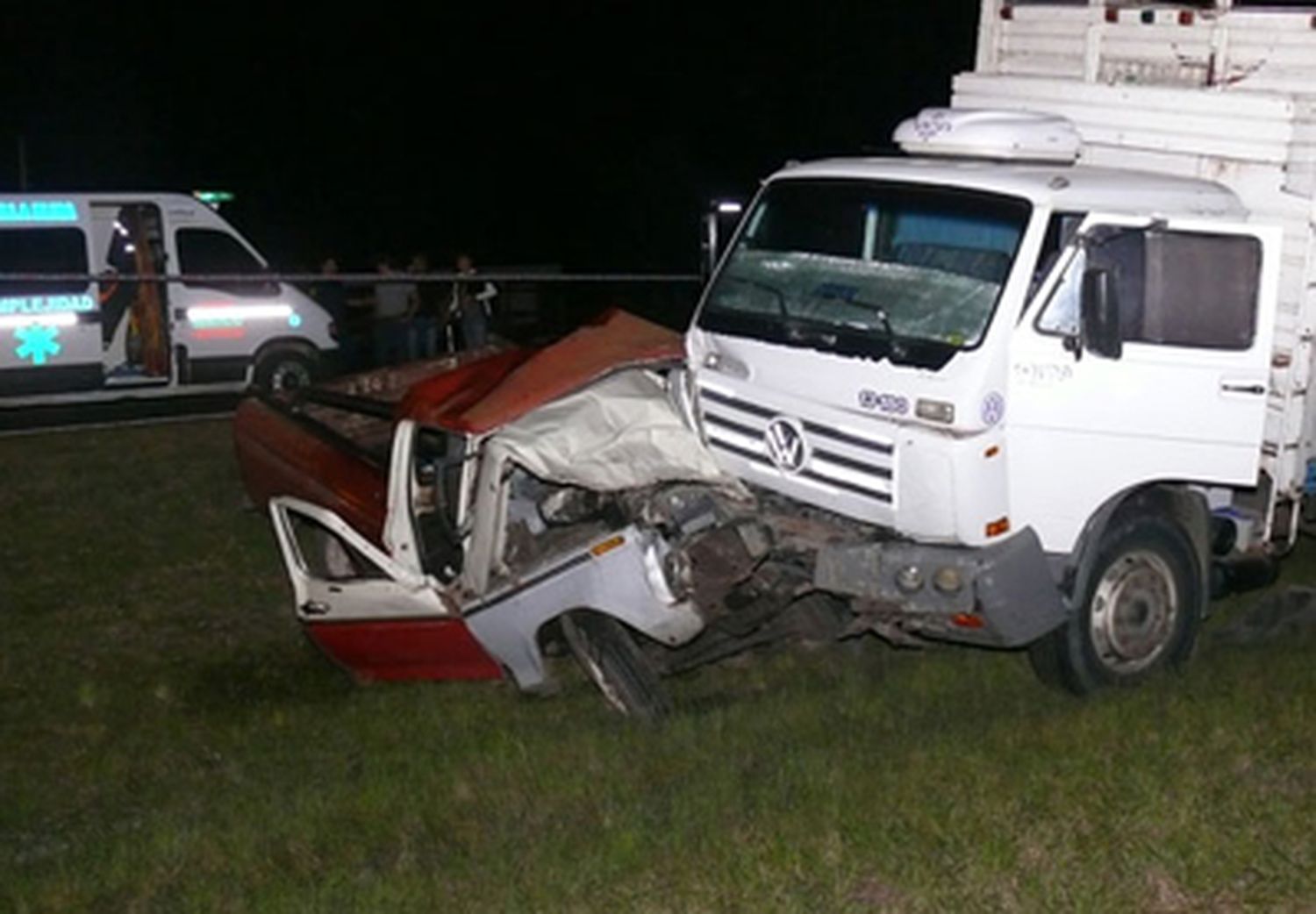 El conductor de una camioneta y un motociclista perdieron la vida