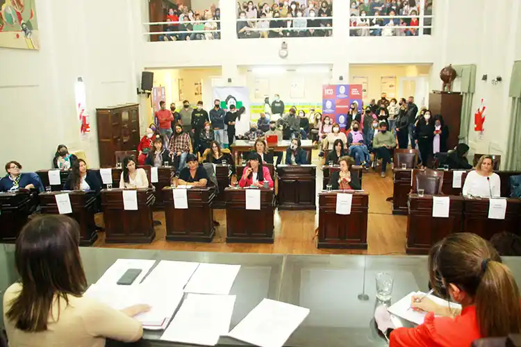 En el Concejo. Primer debate feminista