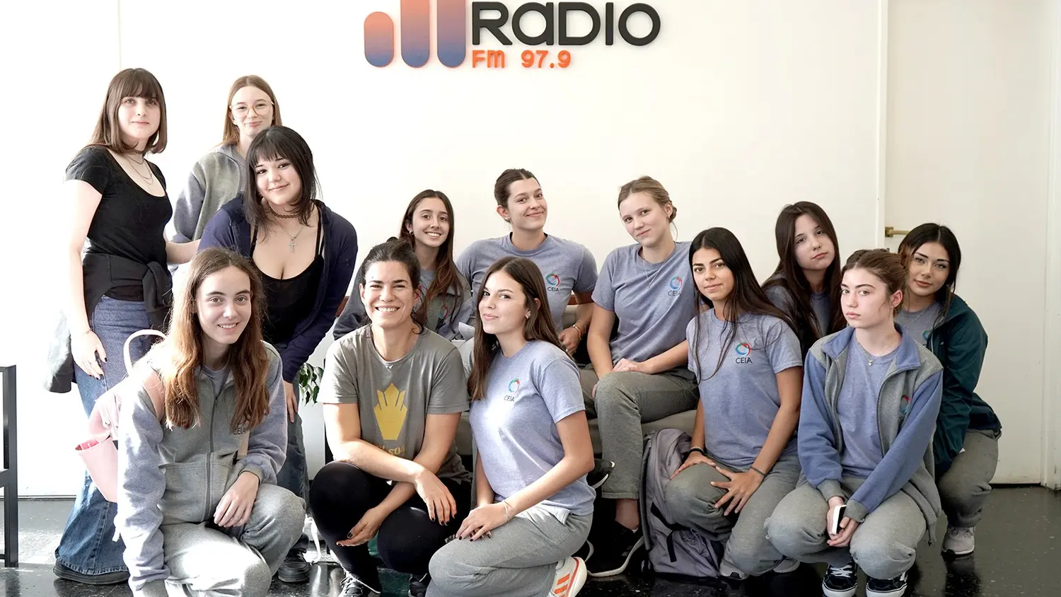 En Ecos Radio. Parte de los estudiantes del CEIA que grabaron en el estudio