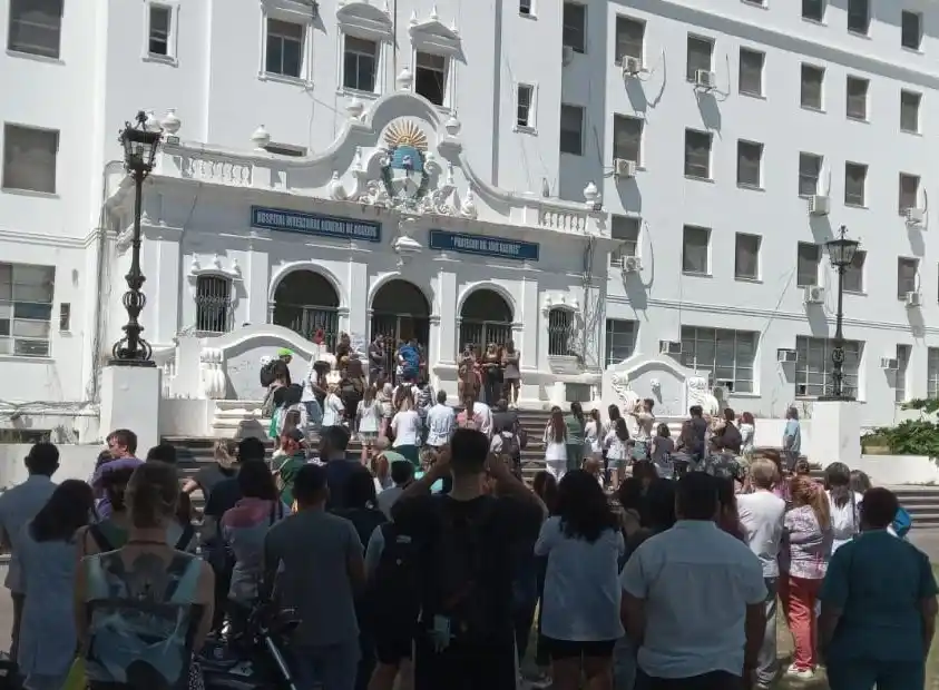 Homenaje de residentes del HIGA en las escalinatas del Hospital. FOTO: InfoGremiales.